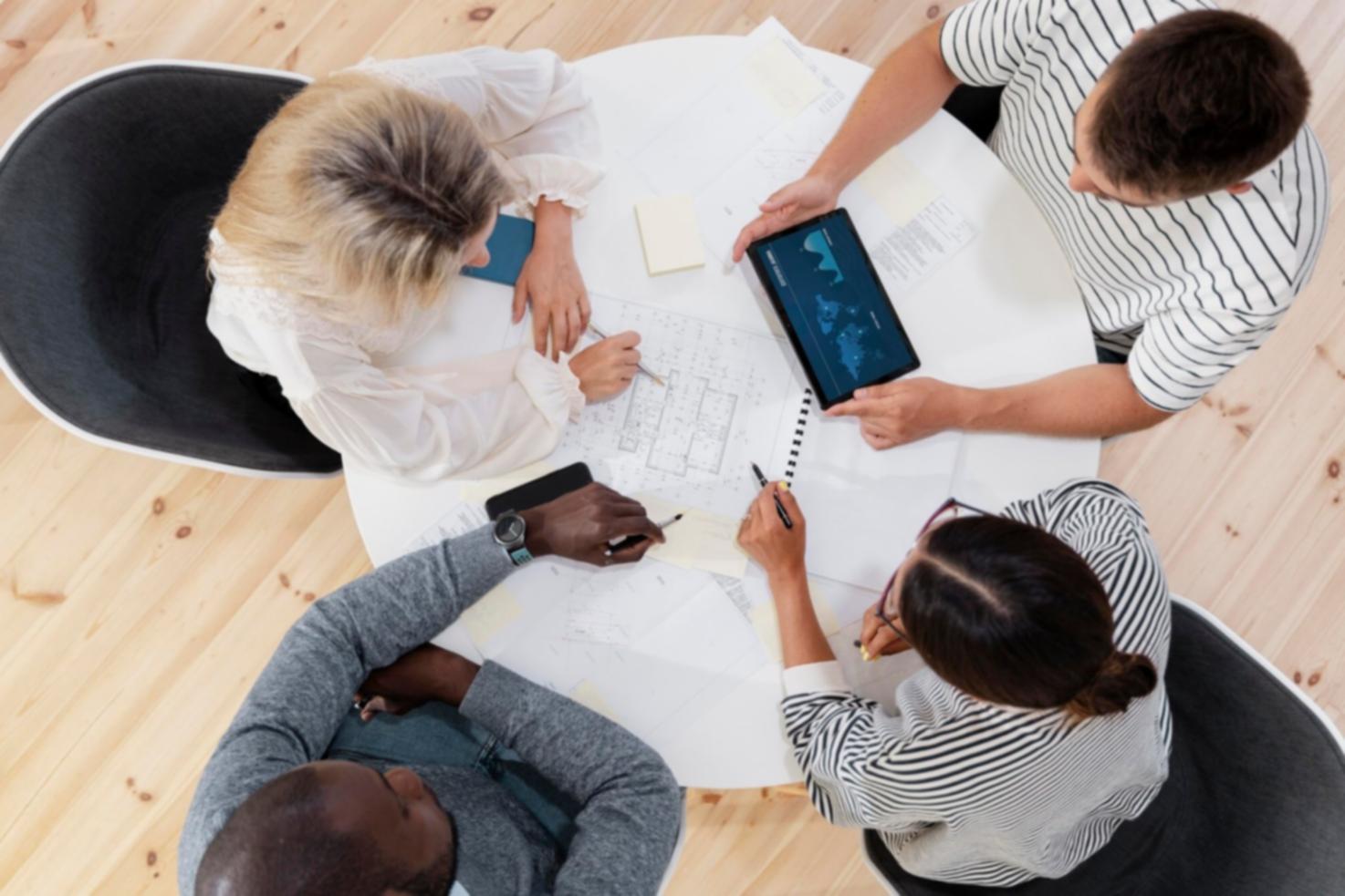 Profesionales analizando estrategias financieras en oficina moderna